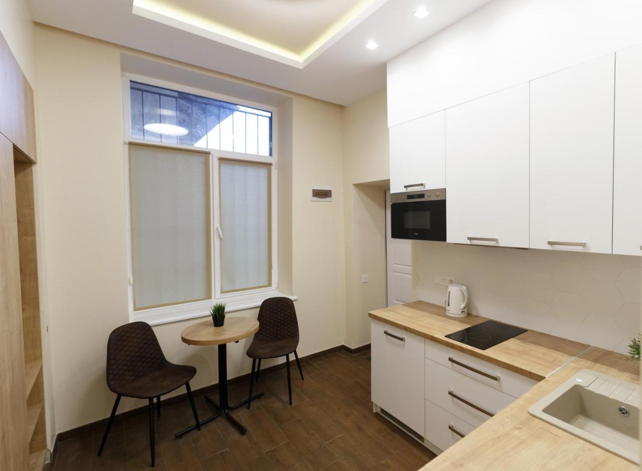 Charming Apartment In The City Center Lviv Exterior foto